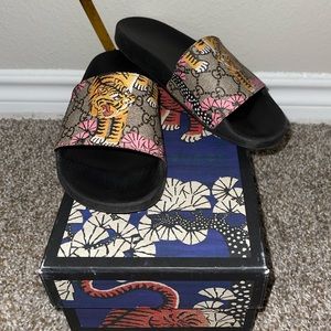 🚨 Authentic GUCCI slides🚨